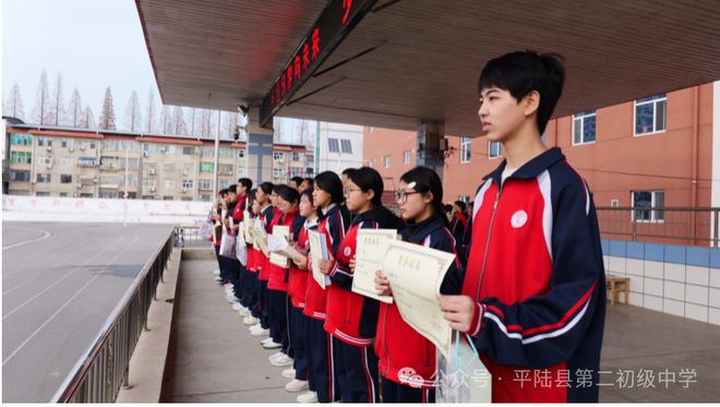 尊龙人生就是博官网 科创筑梦向未来少年展翅竞风华——第二初中